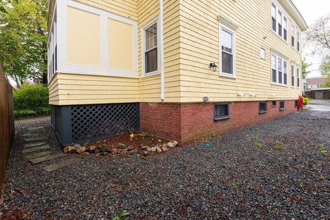 Building Photo - 11 Cedar St