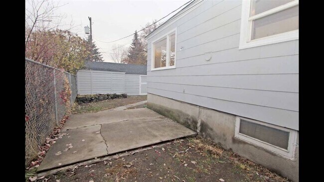 BBQ Patio - 1024 E Hoffman Ave