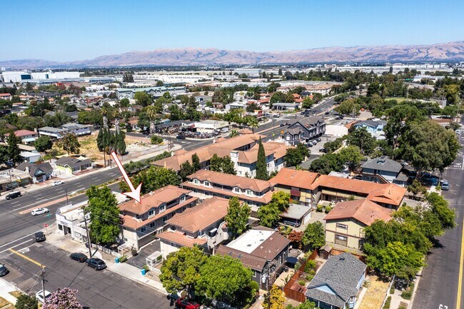 Building Photo - Excellent Santa Clara Location! Open Floor Plan! Granite Counters!