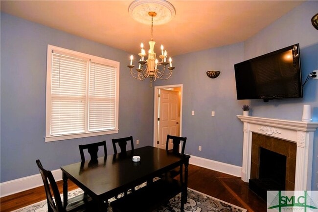 Building Photo - Spacious and fully furnished Victorian beauty