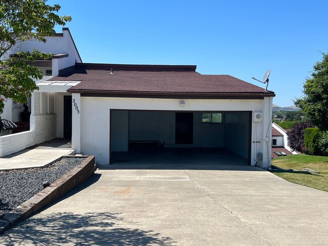 Building Photo - Spacious Townhome with Expansive View and a 2 Car Private Garage