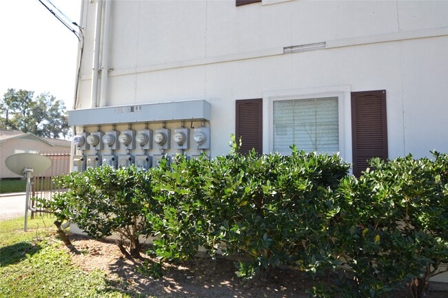 Building Photo - 304 Dell Ct