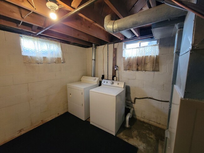 Building Photo - Great Home in quiet Waterloo Neighborhood