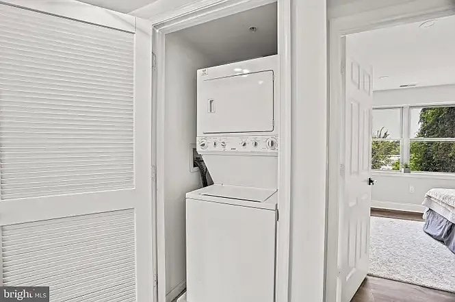 Building Photo - 1240 Holbrook Ter NE