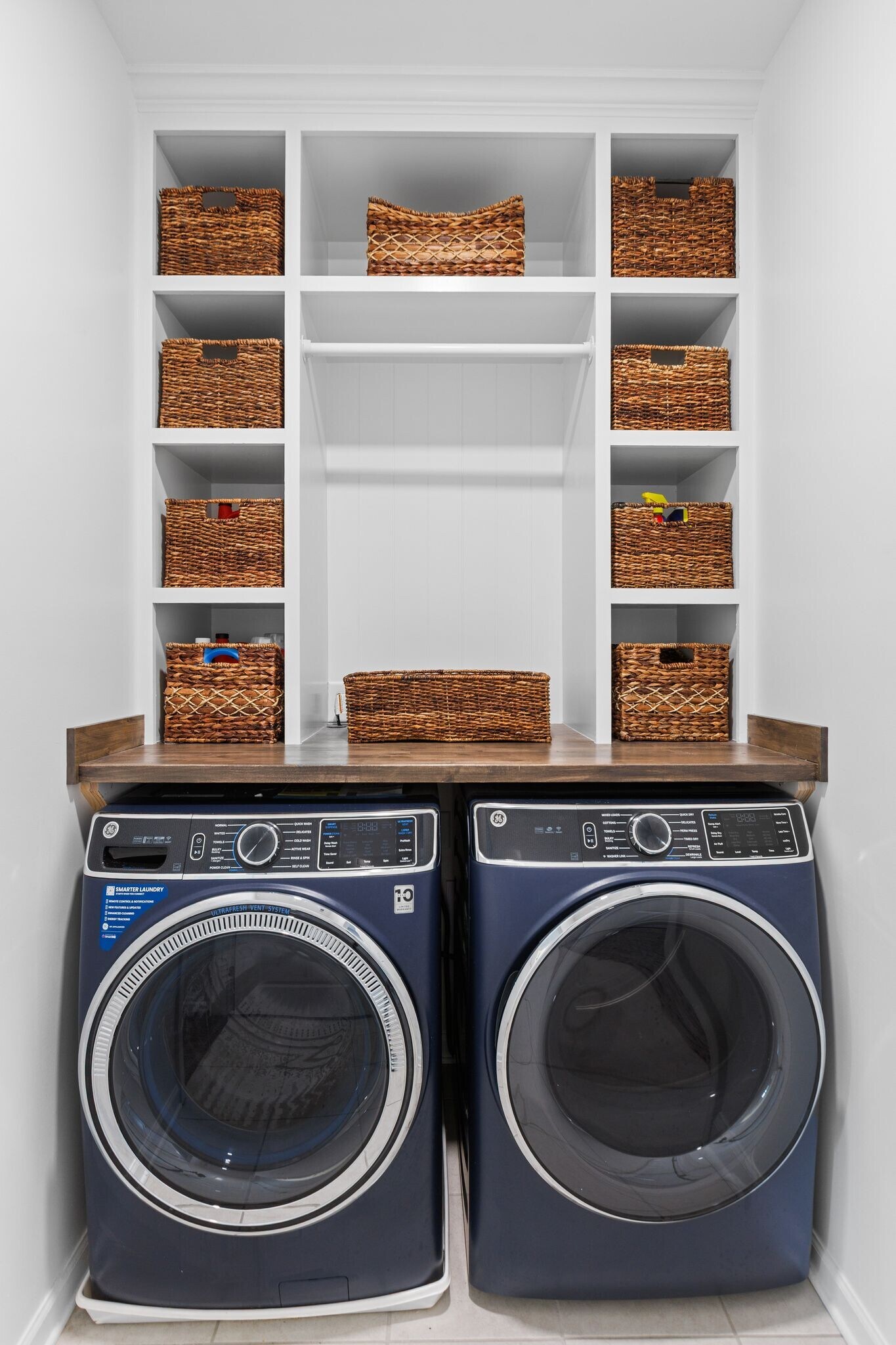 Built In Shelving - 1224 Arroyo Dr