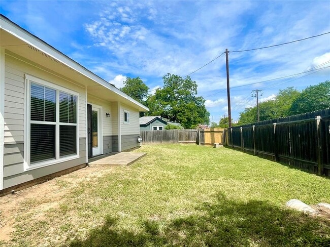 Building Photo - 1207 W N Loop Blvd