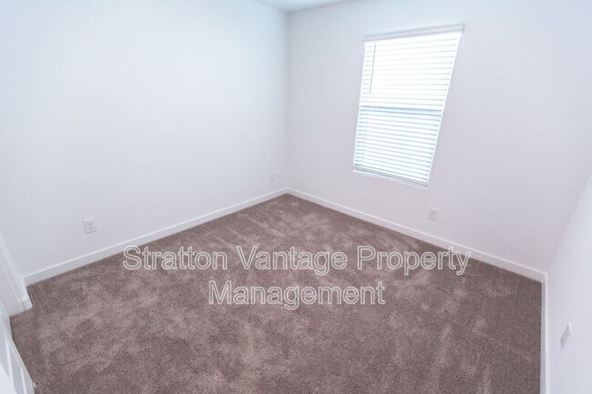Building Photo - 305 Pinnacle Ridge Dr