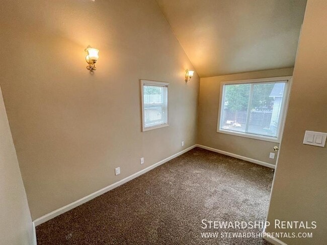 Building Photo - 1472 E 19th Ave