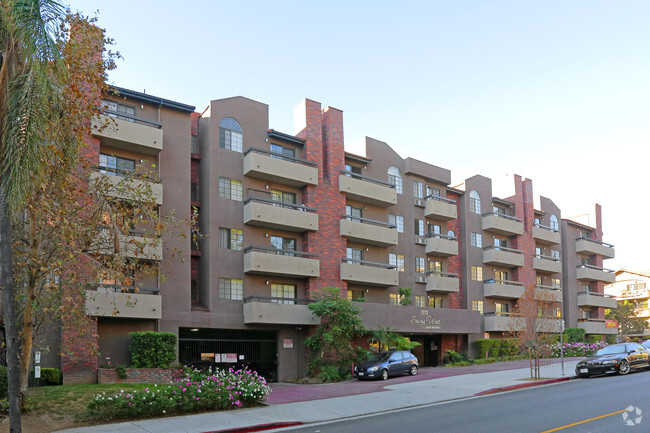 Building Photo - Savoy West Apartments