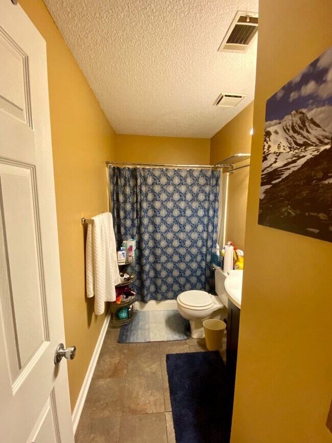 Building Photo - 2 Bedroom, 2 Bathroom Apartment in Cedarwood