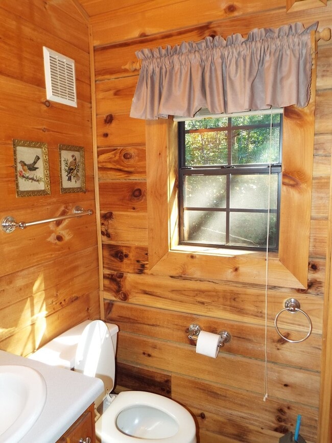 Building Photo - 2 Bed 1 Bath Cabin- All Utilities Included...