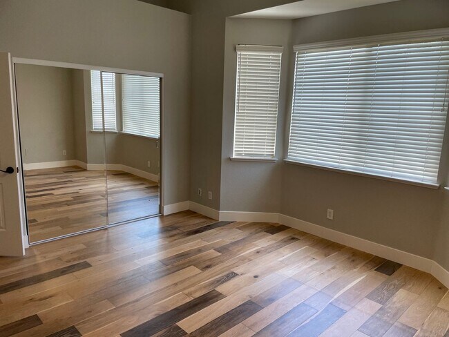 Building Photo - VERY NICELY UPDATED 3 BED, 2 BATHROOM, & 2...