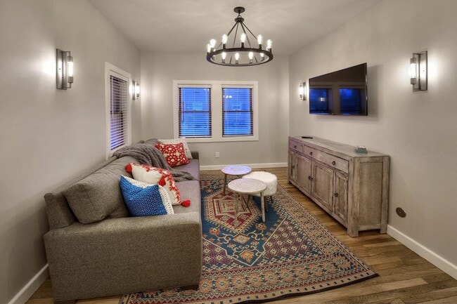 Building Photo - PRE-LEASE AUGUST 2026 - 4/4 HOUSE 3 BLOCKS FROM UA