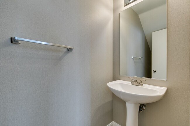 Building Photo - GORGEOUS HOME WITH TONS OF UPGRADES*GATED COMMUNITY WITH A COMMUNITY POOL*