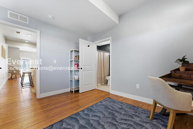 Building Photo - 4 Bed/3 Bath Townhome with Fenced Yard & Garage / Available Now!