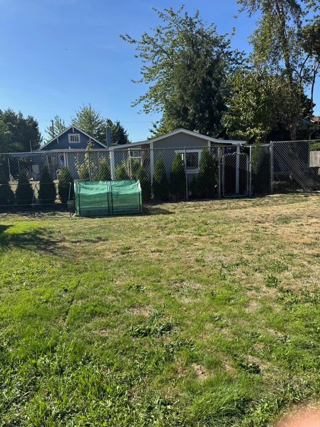 Building Photo - 207 Kansas St SW