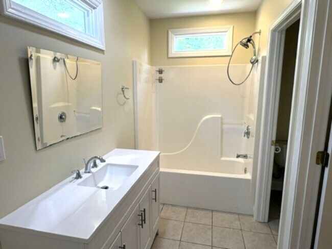 Building Photo - Newly Renovated - Large Backyard - 2/2 House!!