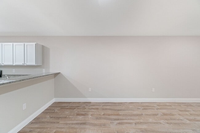 Building Photo - Charming Modern Duplex