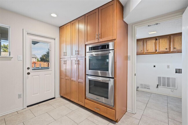 Building Photo - 1801 Broken Shoe Cove