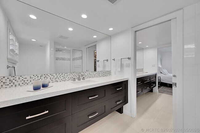 Building Photo - 2871 N Ocean Blvd