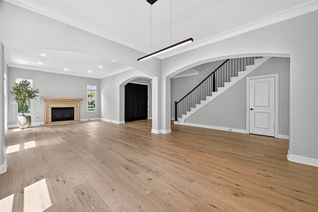 Building Photo - 2731 Stuart Manor