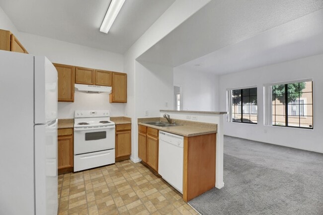 Building Photo - 2 bed/2 bath condo in a gated community