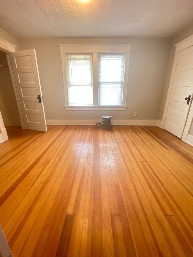 Building Photo - 3 bed/1.5 Bath Single Family Home