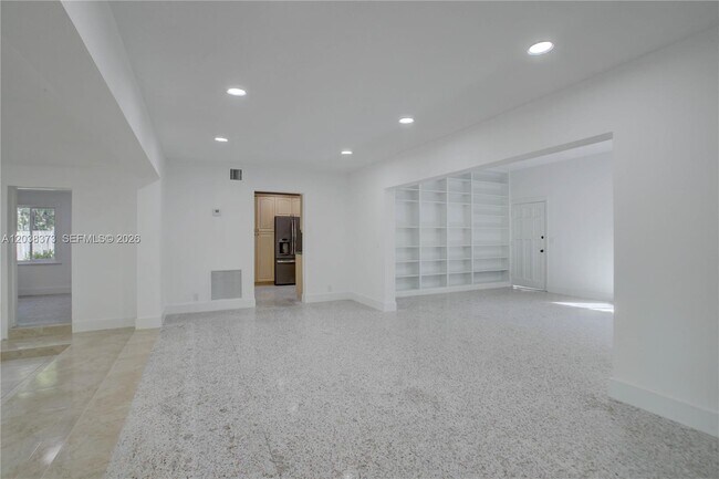 Building Photo - 616 SW 11th Ct