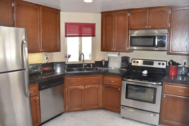 Building Photo - 2 Bedroom 2 Bath Single Story Golf Course ...