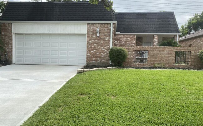 Building Photo - 5 Bendwood Dr