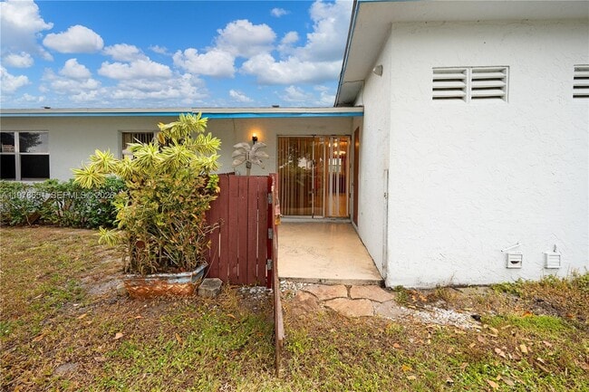 Building Photo - 2683 Lake Haven Rd