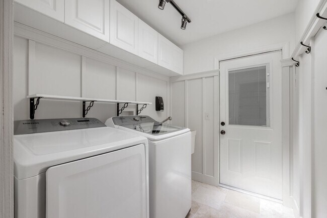 Building Photo - Secluded Annual Rental-  3 Bedroom 2 Bath Pool Home In Spanish Wells