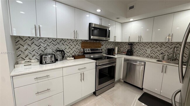 Building Photo - 5600 Collins Ave
