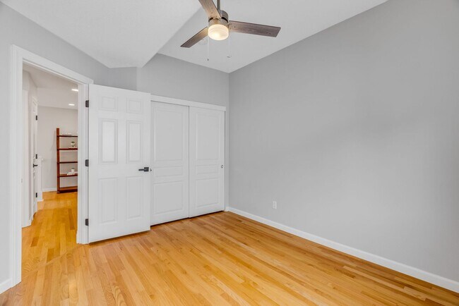 Building Photo - Stunning, spacious 4-bdrm/4-bath in Tigard. Fireplace, massive decks, next to nature
