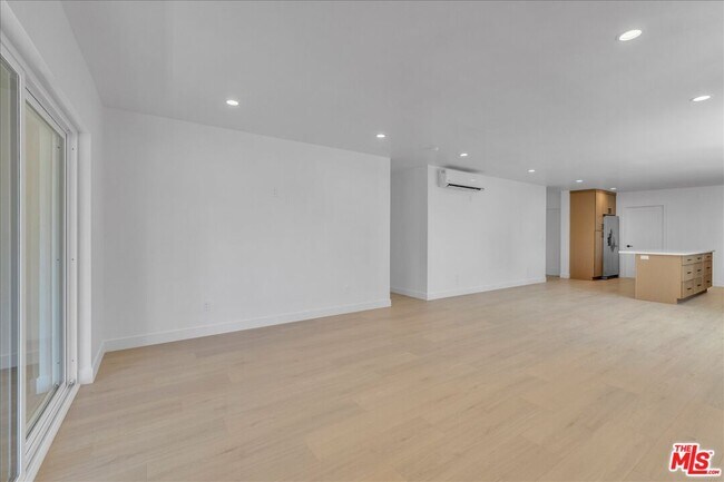 Building Photo - 6913 Encino Ave
