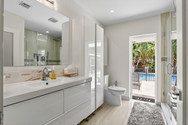 Building Photo - 600 NE 4th St