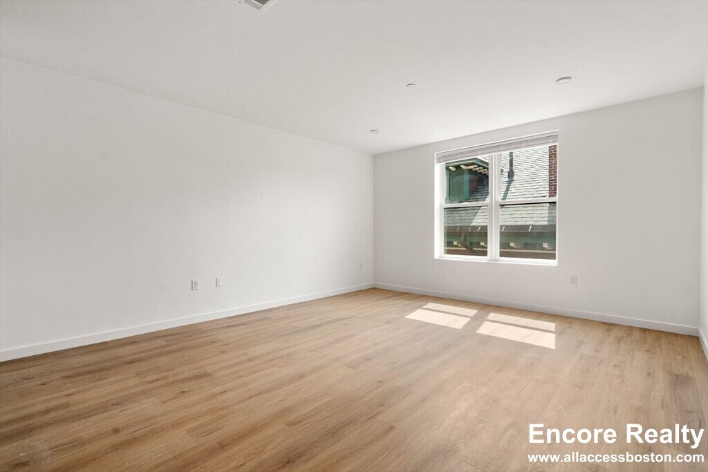 Building Photo - 51 Centre St