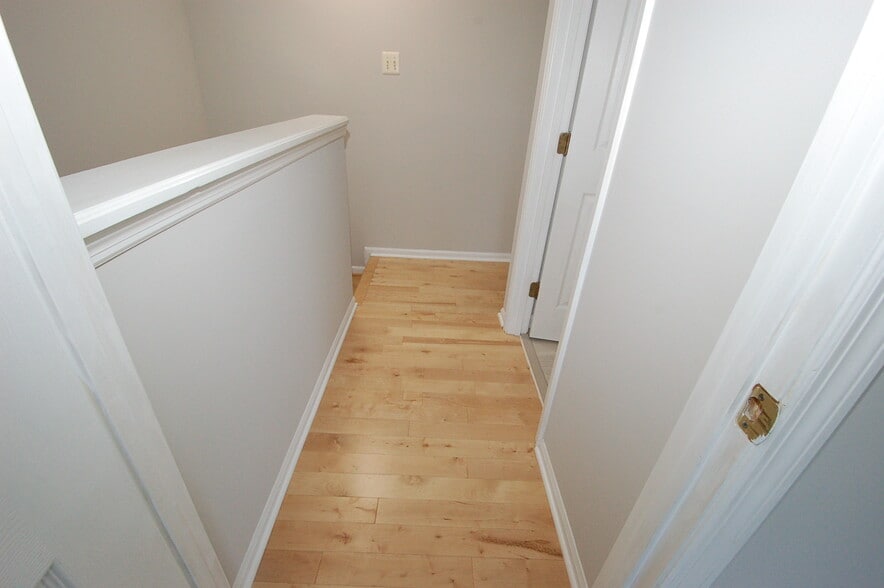 2nd floor view to corridor from master bedroom door - 8916 Pembrook Woods