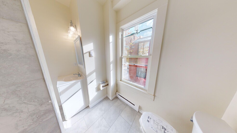 Building Photo - 736 Main St