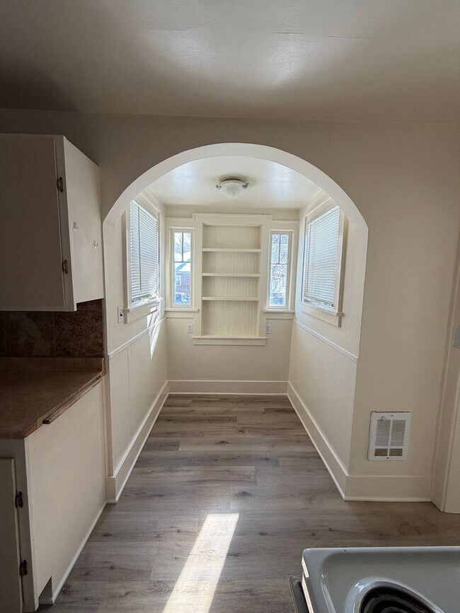 Building Photo - Large 3 bed 2 bath located close to downtown