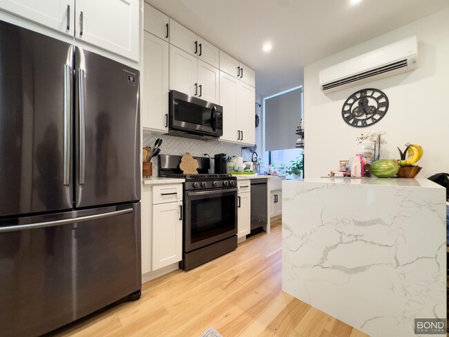 Primary Photo - 298 Nassau Ave