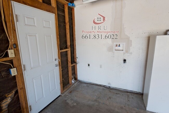 Building Photo - SW-Bakersfield 3 bedrooms 1 baths