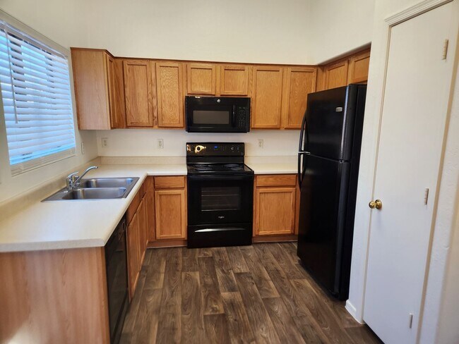 Building Photo - 3 bed 2 bath home