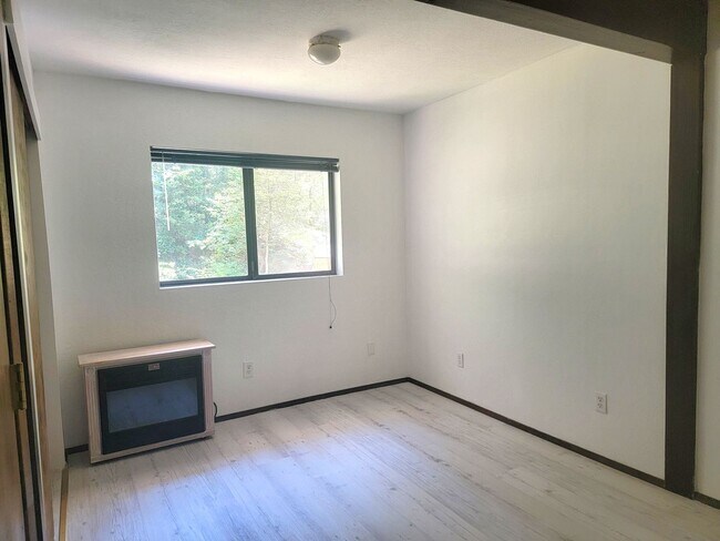 Building Photo - Renovated Cascade shores apartment