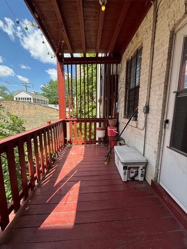 Building Photo - 827 W Aldine Ave