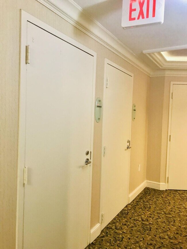 Building Photo - 19900 E Country Club Dr