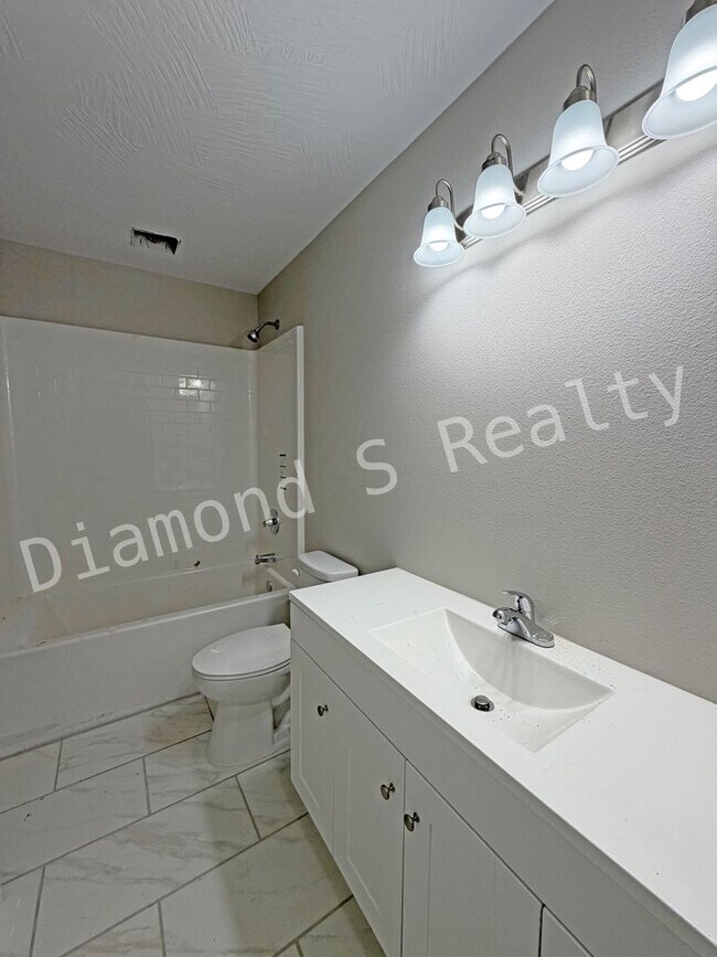 Building Photo - GREAT LOCATION - CLOSE TO NATIONAL AND SEM...