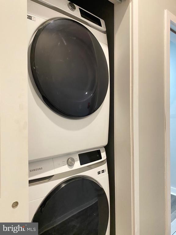 Building Photo - 1 W Main St