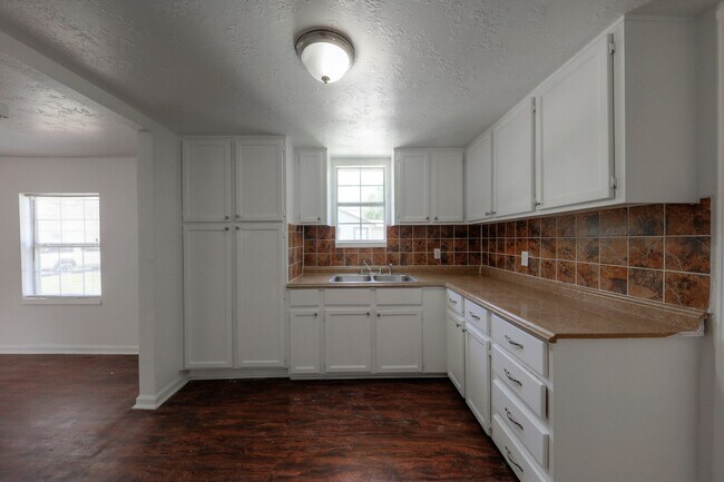 Building Photo - 2312 Carolina Ave