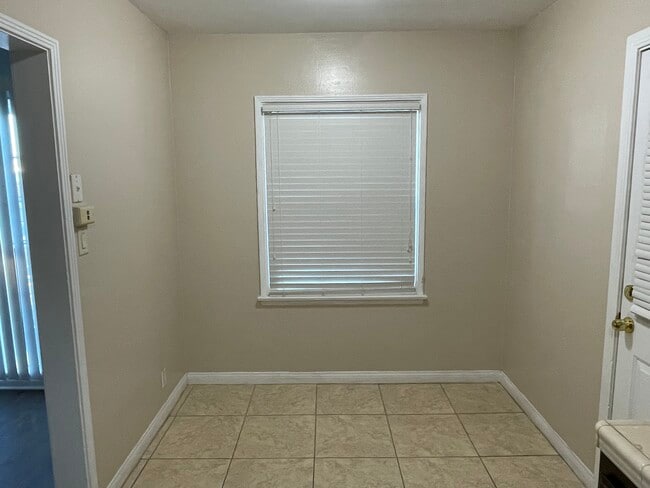 Building Photo - 1211 W Victory Blvd